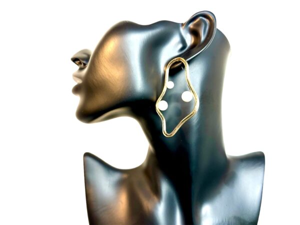 Asymetric earrings with pearls