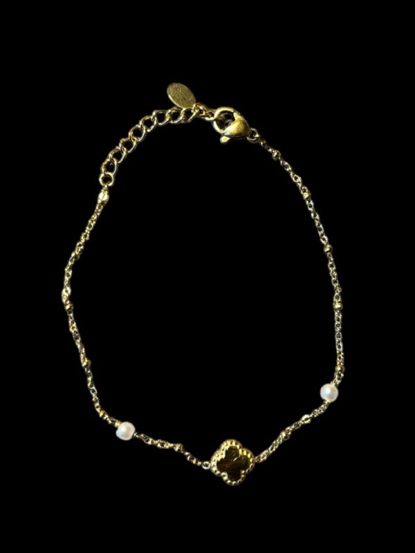 Bracelet with pearls and Elegant Leaf